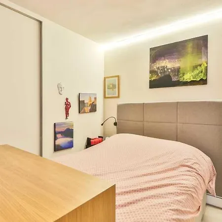 Bright Functional Flat With Balcony- View Pantheon Appartement