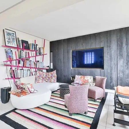 Bright Functional Flat With Balcony- View Pantheon *